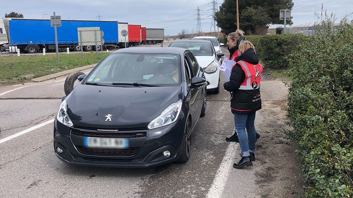 Une distribution de tracts aux abords du site  industrialo-portuaire de Fos-sur-Mer dans les Boûches-du-Rhône, le 14 mars 2023. (HUGO CHARPENTIER / RADIO FRANCE)