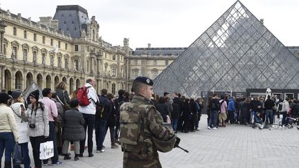 La queue au musée du Louvre, sous la surveillance des militaires, lundi 16 novembre 2015.
 (Dominique Faget / AFP)