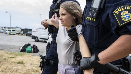 Greta Thunberg n'échappe pas aux arrestations qui ponctuent les rassemblements écologistes, comme le 19 juin 2023, à Malmö, en Suède. (JOHAN NILSSON / TT NEWS AGENCY / AFP)