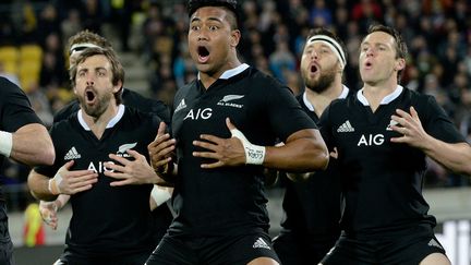 Julian Savea et les All Blacks pendant le Haka (MARTY MELVILLE / POOL)