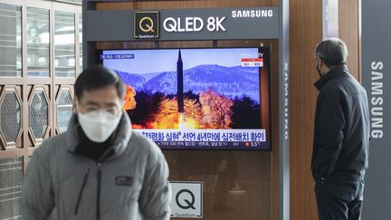 Des personnes regardent la couverture du dernier tir de missile nord-coréen à la télévision, le 31 janvier 2022 à Séoul (Corée du Sud).&nbsp; (JONG-HYUN KIM / ANADOLU AGENCY / AFP)