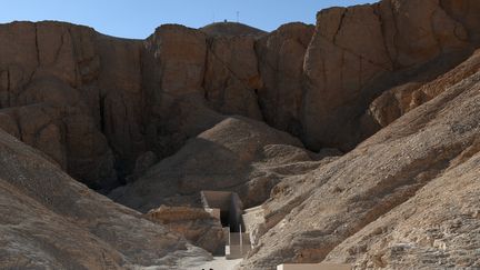 Devant le tombeau de Toutankhamon dans la Vallée des Rois, près de Louxor le 31 mars 2016.
 (MOHAMED EL-SHAHED / AFP)