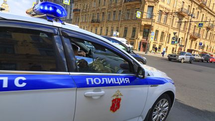 Une voiture de police à Saint-Pétersbourg (Russie), le 3 août 2017. (LEYLA VIDAL / BELGA MAG)