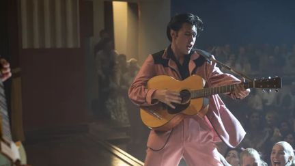 Austin Butler interprète Elvis Presley dans le film de Baz Luhrmann, "Elvis" (WARNER BROS FRANCE)