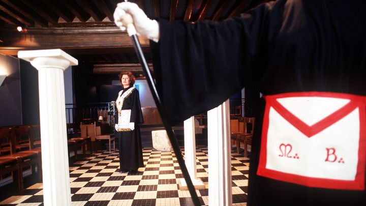 Marie-France Coquard, ancienne grande maîtresse de la Grande Loge féminine de France pose dans le temple de la rue Charonne. (LAURENT SAZY / MAXPPP)