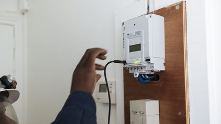 Un technicien installe un compteur électrique à Paris, le 25 février 2019. (MAXPPP)