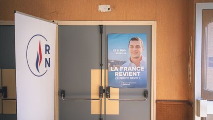 Une affiche du Rassemblement national pour les élections européennes, dans une salle à Limoux (Aude), le 20 avril 2024. (IDRISS BIGOU-GILLES / HANS LUCAS)