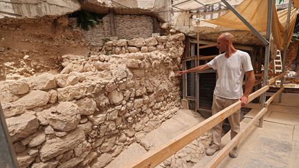 Des nouvelles portions de la muraille de Jérusalem révélées par l'archéologue israélien Filip Vukasavovic&nbsp; (EMMANUEL DUNAND / AFP)