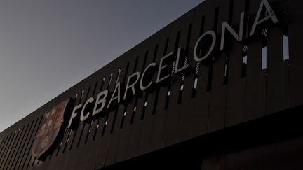 Le logo du FC Barcelone sur la façade du stade Camp Nou à Barcelone, le 5 aout 2021. (PAU BARRENA / AFP)