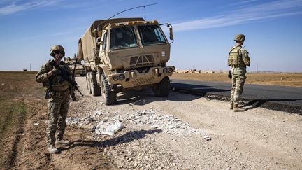 Une patrouille américaine, le 18 février 2023, dans la province de Hassaké, en Syrie. (DELIL SOULEIMAN / AFP)