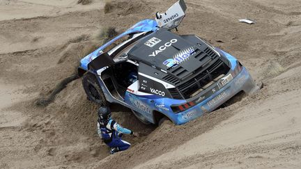 Romain Dumas coincé dans une dune (FRANCK FIFE / AFP)