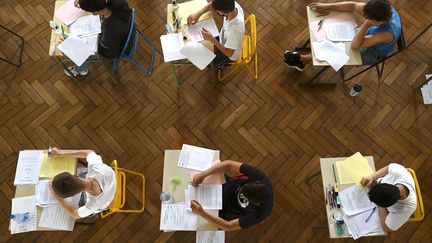 Des lycéens passent une épreuve du baccalauréat à Strasbourg (Bas-Rhin), le 17 juin 2021. (FREDERICK FLORIN / AFP)