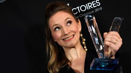 La soprano Sabine Devieilhe savoure sa belle soirée aux Victoires classiques, lors de laquelle elle a reçu deux trophées (23 février 2018)
 (Jean-Pierre Clatot / AFP)