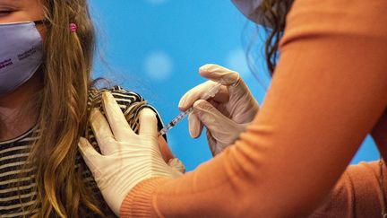 Une enfant américaine de 8 ans reçoit une dose de vaccin anti-Covid de Pfizer, le 2 novembre 2021 à Hartford, dans le Connecticut. (JOSEPH PREZIOSO / AFP)