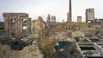 Yves Marchand et Romain Meffre, associés depuis 2001, ont une passion commune : photographier les ruines de sites contemporains. Leur collaboration les a d’abord amenés  à voyager dans de nombreux pays d’Europe (Belgique, Espagne, Allemagne…), où ils s’attachent à nous faire découvrir des lieux interdits au public, des endroits abandonnés et inexplorés. (Yves Marchand/Romain Meffre – Polka Galerie)