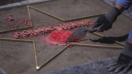 Un ouvrier travaille au remplacement de l'étoile de Donald Trump, sur le Hollywood Walk of Fame, le 25 juillet 2018
 (David McNew / AFP)