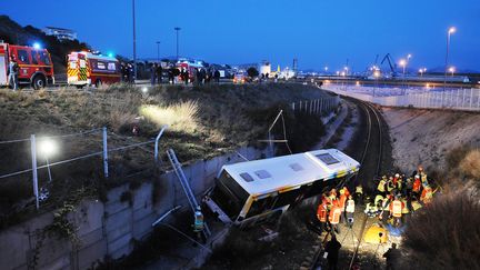 Un bus de la RTM s'est &eacute;cras&eacute; sur une voie ferr&eacute;e &agrave; Marseille, le 15 avril 2012. (LAUNETTE FLORIAN / MAXPPP)