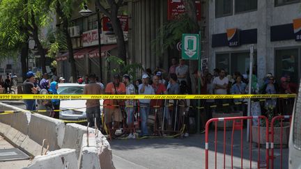 La foule est massée derrière le périmètre mis en place par la police après le double attentat perpétré à Tunis (Tunisie), le 27 juin 2019. (CHEDLY BEN IBRAHIM / NURPHOTO / AFP)