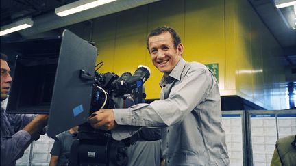 Dany Boon&nbsp;derri&egrave;re la cam&eacute;ra sur le tournage de "La Maison du bonheur", en 2008. (NATHALIE ENO / SCREEN PROD / AFP)