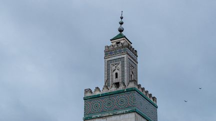 Le minaret de la Grande Mosquée de Paris, le 13 octobre 2022. (JOEL SAGET / AFP)