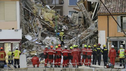 Les sapeurs-pompiers du Var et les secouristes à Sanary-sur-Mer, mardi 7 décembre, après l'effondrement d'un immeuble. (NICOLAS TUCAT / AFP)