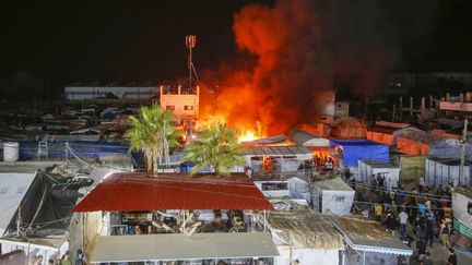 Après une frappe israélienne, des flammes et de la fumée s'échappent des murs de l'hôpital Al-Aqsa Martyrs à Deir al-Balah, dans le centre de la bande de Gaza, le 14 octobre 2024. (- / UNITED NATIONS RELIEF AND WORKS / AFO)