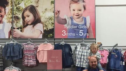 La photo de la jeune&nbsp;Lily Beddall dans un magasin Matalan, postée sur son compte Facebook.&nbsp; (FACEBOOK / Lily's Journey - Down Syndrome)