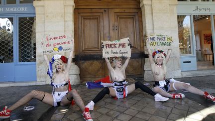 Des f&eacute;ministes ukrainiennes du groupe Femen manifestent sous les fen&ecirc;tres de Dominique Strauss-Kahn place des Vosges &agrave; Paris (4e arrondissement), le 31 octobre 2011.&nbsp; (PATRICK KOVARIK /AFP)