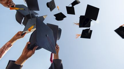 Les étudiants lancent traditionnellement&nbsp;en l'air leur chapeau de remise de diplômes pour fêter la fin du lycée. (photo d'illustration). (NAY NI RATN MAK CAN THUK / EYEEM / EYEEM)