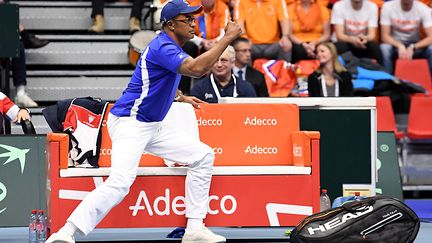 Yannick Noah encourage ses troupes (JEAN-PIERRE CLATOT / AFP)