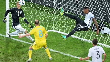 Le sauvetage de Kevin-Prince Boateng sur le but allemand, lors du match Allemagne-Ukraine, le 12 juin 2016 à Lille (Nord). (DENIS CHARLET / AFP)