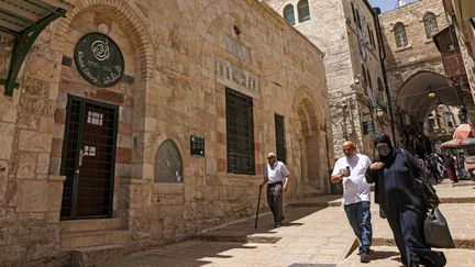 Des passants dans une rue de la vieille ville de Jérusalem. (AHMAD GHARABLI / AFP)