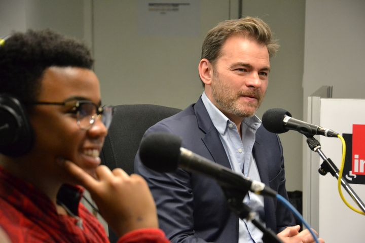 Ces élèves ont interviewé Clovis Cornillac, au micro de franceinfo junior. De passage à la Maison de la Radio, avec les autres élèves de leur club journal, ils ont aussi pu visiter la rédaction de franceinfo. (ESTELLE FAURE / FRANCEINFO)