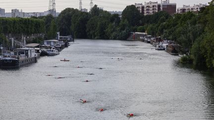 Des gens se baignent dans la Seine à Paris, le 2 juillet 2023. (GEOFFROY VAN DER HASSELT / AFP)