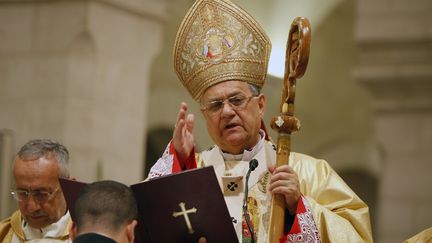 Le patriarche latin de Jerusalem, Fouad Twal, dirigeant la messe de minuit dans la basilique de la Nativit&eacute; &agrave; Bethl&eacute;em, en Cisjordanie, le 24 d&eacute;cembre 2011. (MAJDI MOHAMMED / AFP)