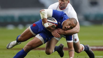 Gaël Fickou pris par Owen Farrell à Twickenham le 13 mars 2021 (ADRIAN DENNIS / AFP)