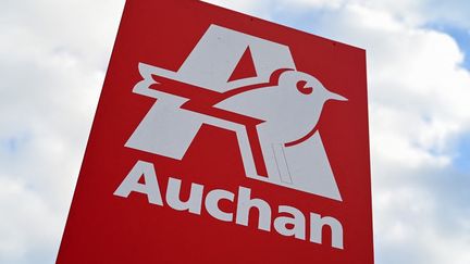 Le logo Auchan, dans l'Hérault, le 14 janvier 2020. (PASCAL GUYOT / AFP)