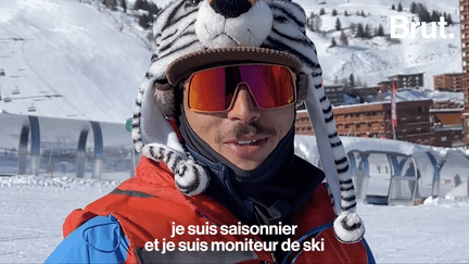 À La Plagne, en Savoie, Kyrian est moniteur de ski pour la saison d’hiver. Il apprend à skier à des personnes de tout âge. Brut l’a suivi pendant une journée.