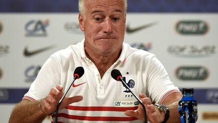 L'entra&icirc;neur de l'&eacute;quipe de France de football Didier Deschamps en conf&eacute;rence de presse &agrave;&nbsp;Ribeirao Preto (Br&eacute;sil), le 10 juin 2014. (FRANCK FIFE / AFP)