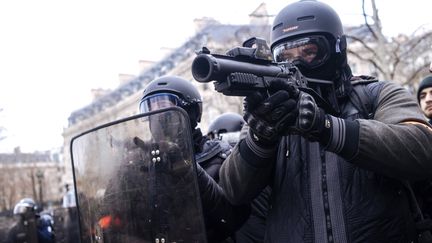 Un policier&nbsp;fait usage de son flash-ball, lors de la manifestation des "gilets jaunes" à Paris, le 12 janvier 2019. (JAN SCHMIDT-WHITLEY/ LE PICTORIUM / MAXPPP)