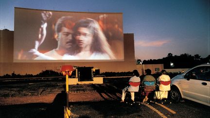 Cinéma drive-in à Chennai en Inde en janvier 2000 pendant une séance. (JONATHAN TORGOVNIK / HULTON ARCHIVE)