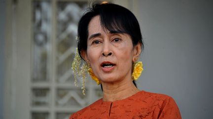 Aung San Suu Kyi lors d'une conf&eacute;rence de presse devant son domciile &agrave;&nbsp;Rangoon en Birmanie le 28 d&eacute;cembre 2011. (SOE THAN WIN / AFP)