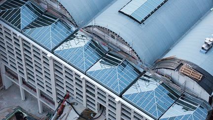 couvert en béton armé à travée libre au monde. Quinze coques posées sur des colonnes en béton armé composent la structure des 10.000 m² du toit de la halle principale. 
 

 
 
  (European Central Bank/Robert Metsch)