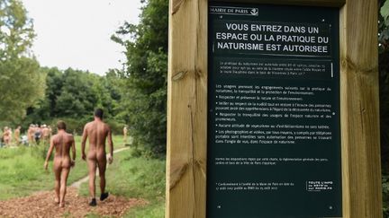 Encadré par des panneaux de signalisation, l'espace de 7 300 m² sera situé près de la réserve ornithologique du bois de Vincennes, au sein de la clairière située entre l'allée Royale et la route Dauphine.&nbsp; (BERTRAND GUAY / AFP)