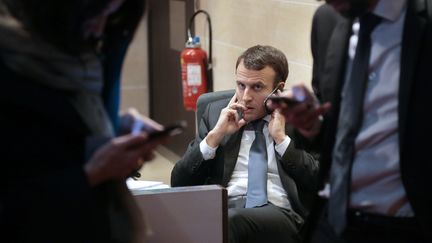 Emmanuel Macron au téléphone, le 11 mars 2015 à Paris. (JACQUES DEMARTHON / AFP)