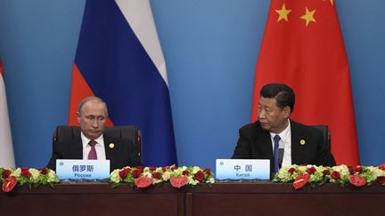 Le président chinois Xi Jinping&nbsp;et son homologue russe Vladimir Poutine lors du sommet de l'Organisation de coopération de Shanghai Qingdao, dans la province chinoise du Shandong, le 10 juin 2018. (WANG ZHAO / AFP)