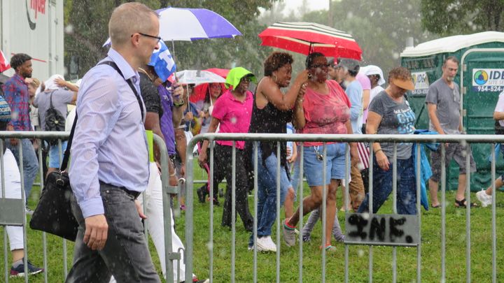 Avant que la pluie interrompe le discours le 5 novembre 2016, Hillary Clinton a juste eu le temps de réaffirmer qu'elle serait la 45e présidente des Etats-Unis. (FRANCEINFO / NICOLAS MATHIAS)