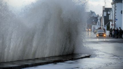 Alors que l'eau peine &agrave; retrouver son niveau normal dans les terres lundi 6 janvier, huit d&eacute;partements du littoral atlantique sont plac&eacute;s en vigilance orange vagues-submersion, dont le&nbsp;Finist&egrave;re et Morbihan. Ici sur l'Ile-Tudy, le 3 janvier 2014.&nbsp; (FRED TANNEAU / AFP)