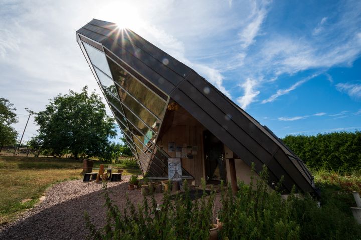 Une inclinaison calculée sur la latitude&nbsp;de lieu pour mettre à profit l'évolution des mouvements du soleil tout au long de l'année. (PATRICK HERTZOG / AFP)