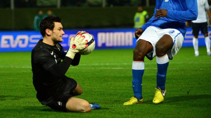 Le gardien de l'&eacute;quipe de France, Hugo LLoris, face &agrave; l'attaquant italien Mario Balotelli, lors du match amical Italie-France, le 14 novembre 2012. (OLIVIER MORIN / AFP)